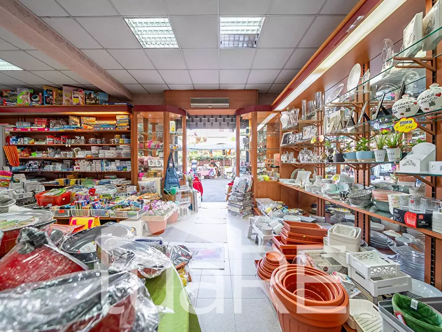 Immagine 14 di Negozio in vendita  in Via Urbano Ii a Roma
