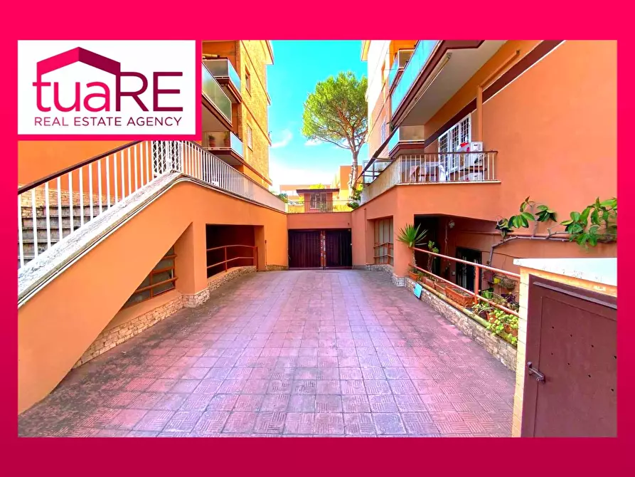 Immagine 1 di Magazzino in vendita  in Via Enrico Besta a Roma