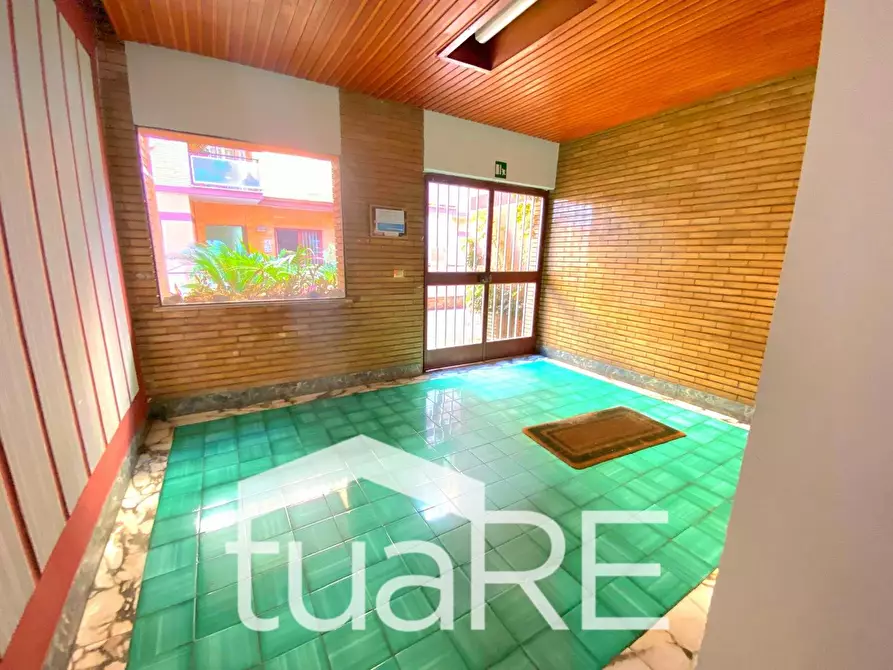 Immagine 4 di Magazzino in vendita  in Via Enrico Besta a Roma