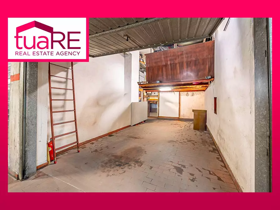 Immagine 1 di Box auto in vendita  in Via Di Vigna Corsetti a Roma