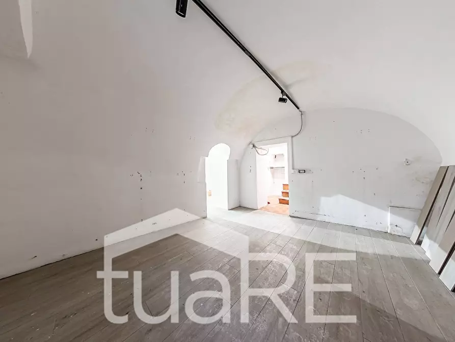 Immagine 5 di Negozio in vendita  in Via Della Purificazione a Roma