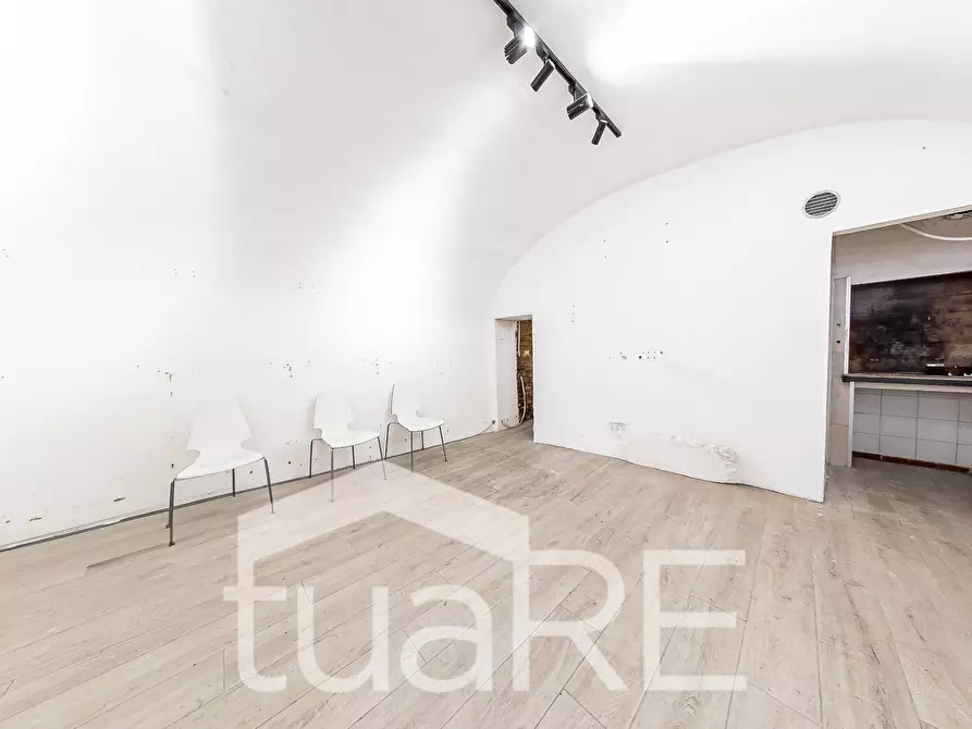 Immagine 19 di Negozio in vendita  in Via Della Purificazione a Roma