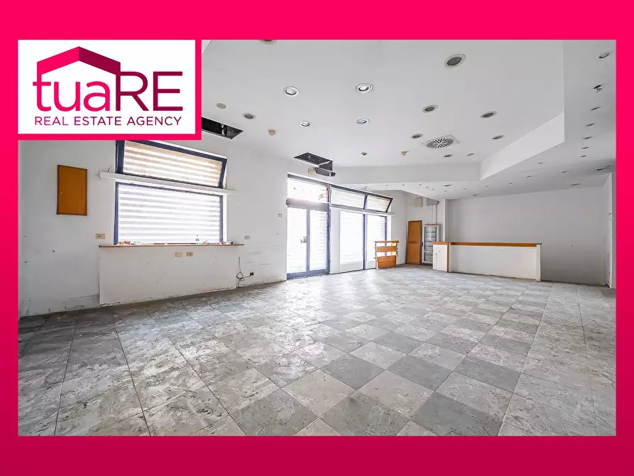 Immagine 1 di Negozio in vendita  in Via Dei Reti a Roma