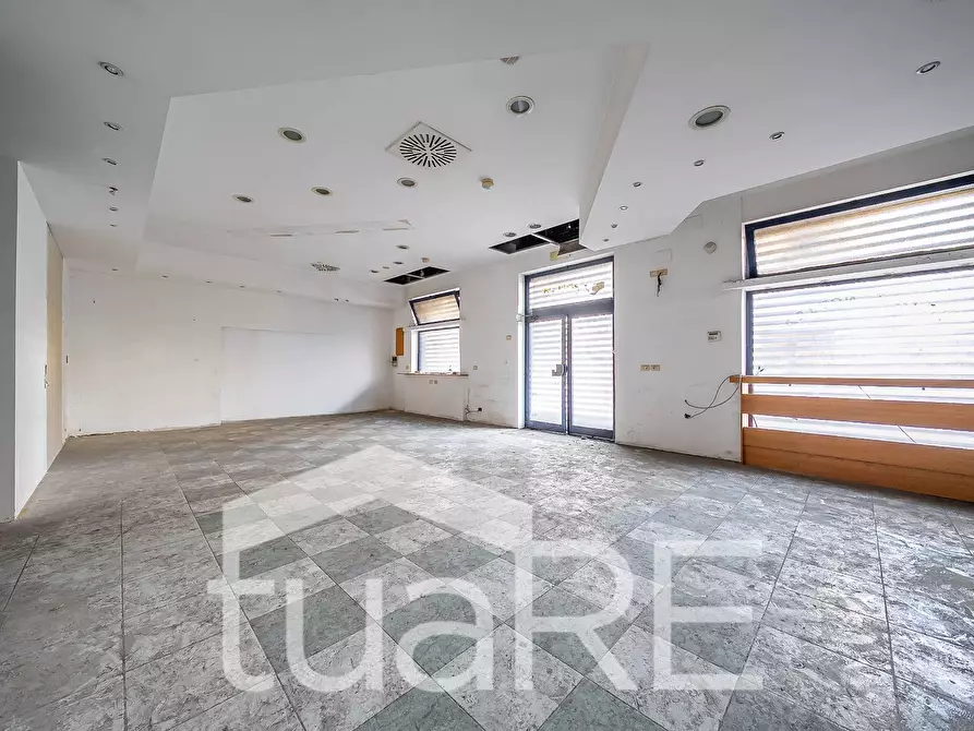 Immagine 2 di Negozio in vendita  in Via Dei Reti a Roma