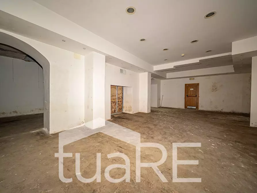 Immagine 13 di Negozio in vendita  in Via Dei Reti a Roma