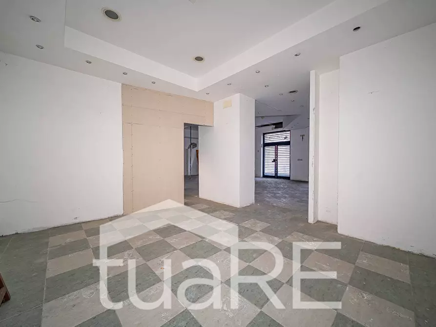 Immagine 6 di Negozio in vendita  in Via Dei Reti a Roma