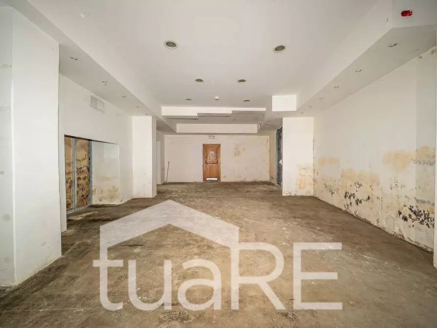 Immagine 8 di Negozio in vendita  in Via Dei Reti a Roma