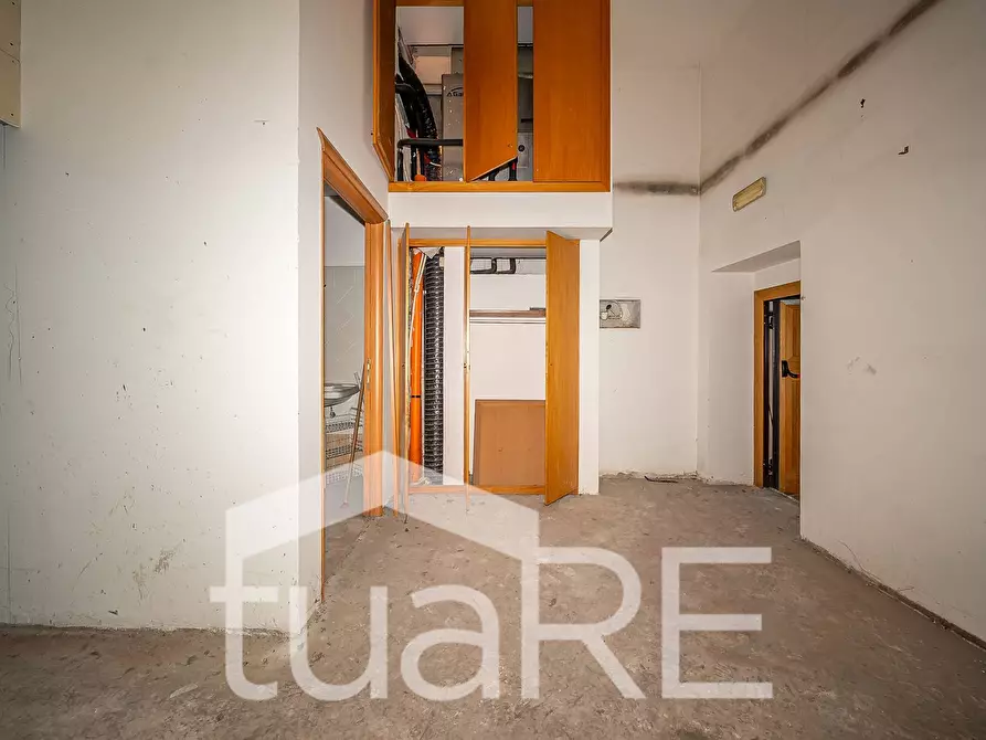 Immagine 10 di Negozio in vendita  in Via Dei Reti a Roma