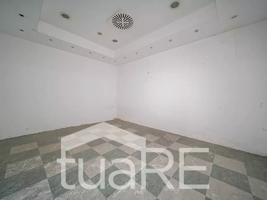 Immagine 19 di Negozio in vendita  in Via Dei Reti a Roma