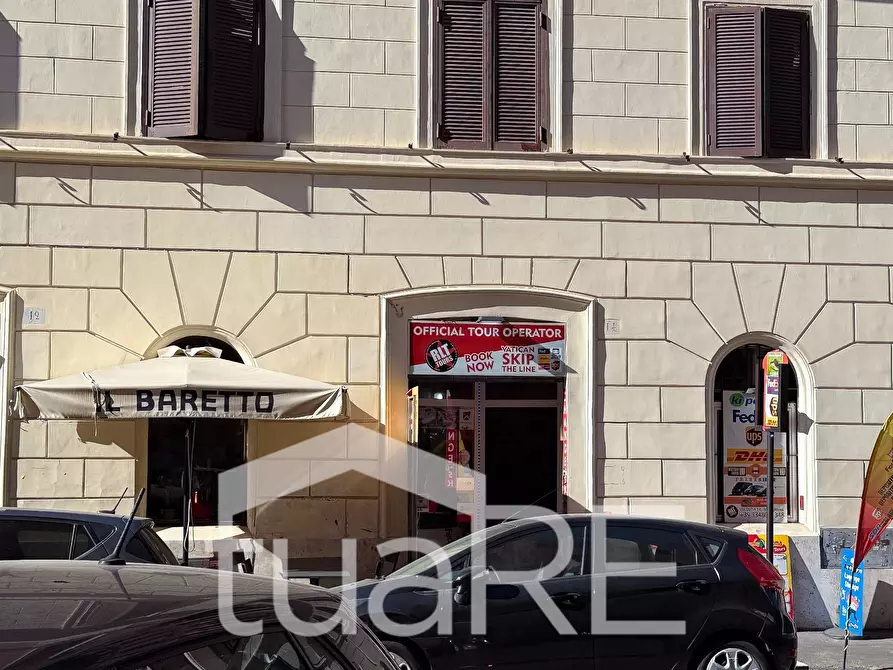 Immagine 2 di Negozio in vendita  in Via Ostia a Roma