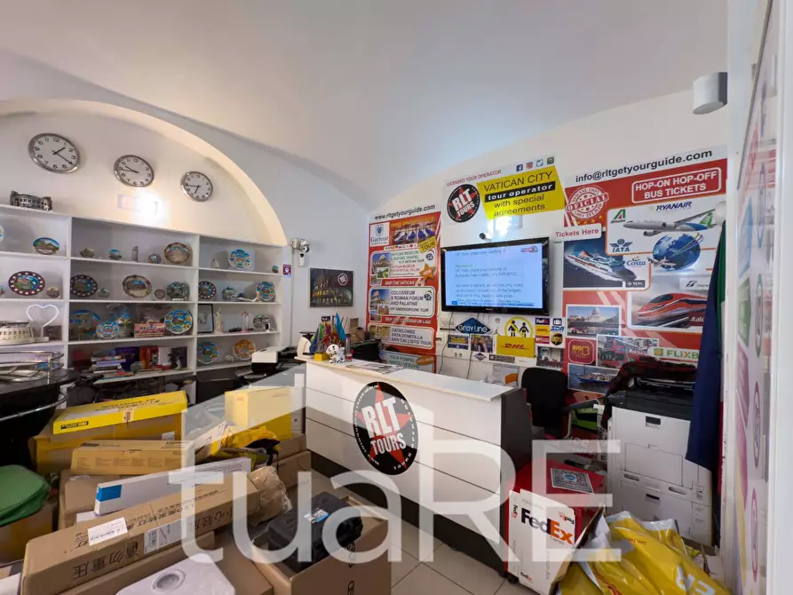 Immagine 3 di Negozio in vendita  in Via Ostia a Roma