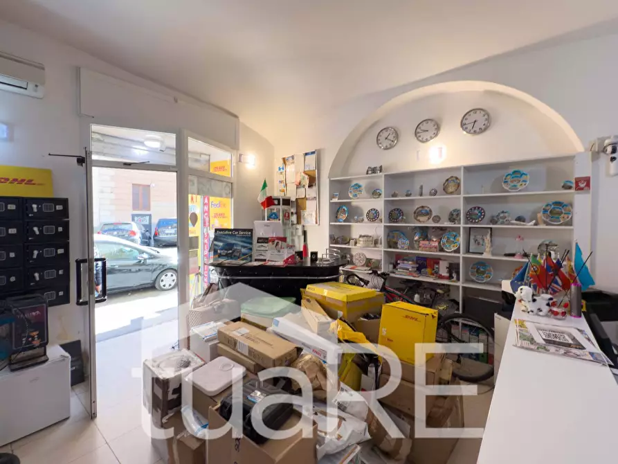 Immagine 4 di Negozio in vendita  in Via Ostia a Roma