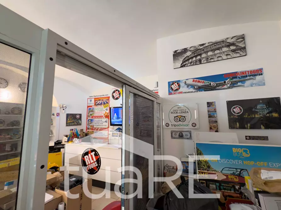 Immagine 8 di Negozio in vendita  in Via Ostia a Roma
