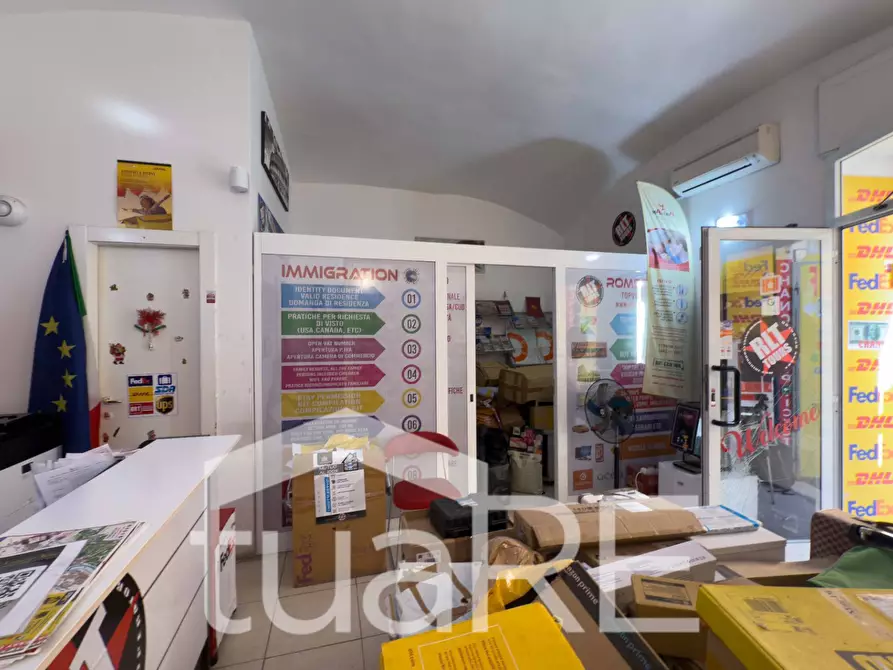 Immagine 11 di Negozio in vendita  in Via Ostia a Roma