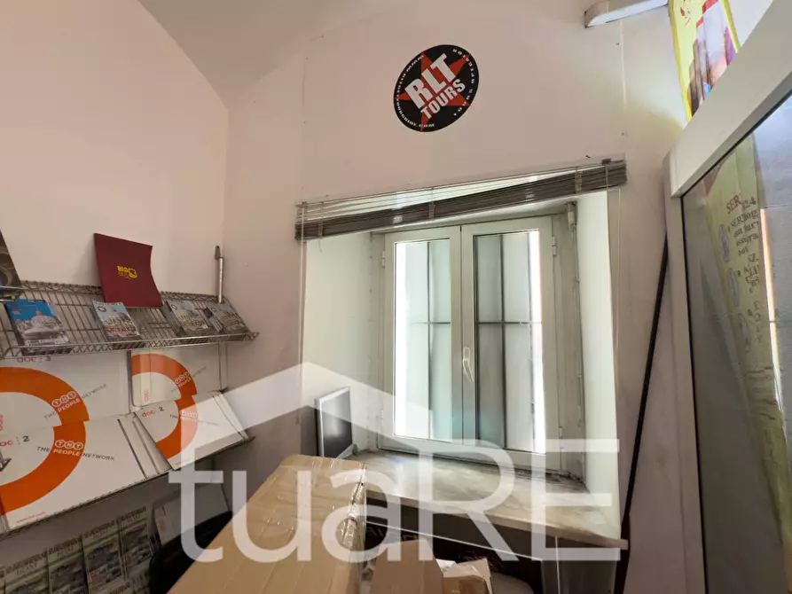 Immagine 12 di Negozio in vendita  in Via Ostia a Roma