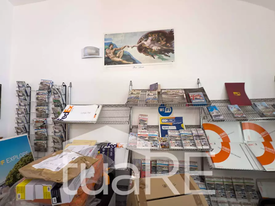 Immagine 13 di Negozio in vendita  in Via Ostia a Roma