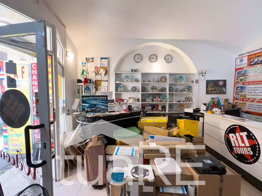 Immagine 14 di Negozio in vendita  in Via Ostia a Roma