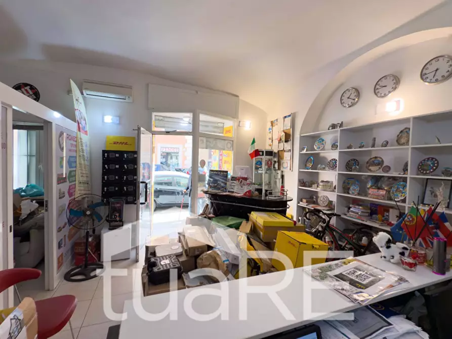 Immagine 16 di Negozio in vendita  in Via Ostia a Roma