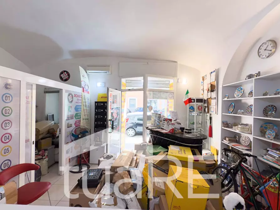 Immagine 17 di Negozio in vendita  in Via Ostia a Roma