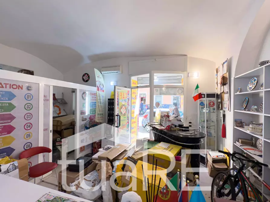 Immagine 18 di Negozio in vendita  in Via Ostia a Roma