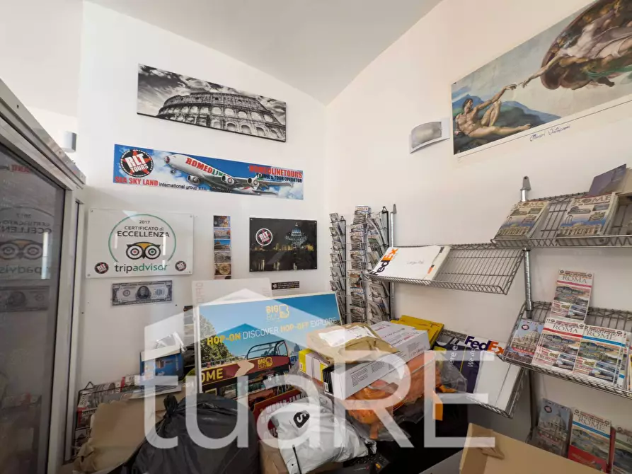 Immagine 9 di Negozio in vendita  in Via Ostia a Roma