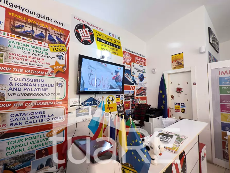 Immagine 10 di Negozio in vendita  in Via Ostia a Roma