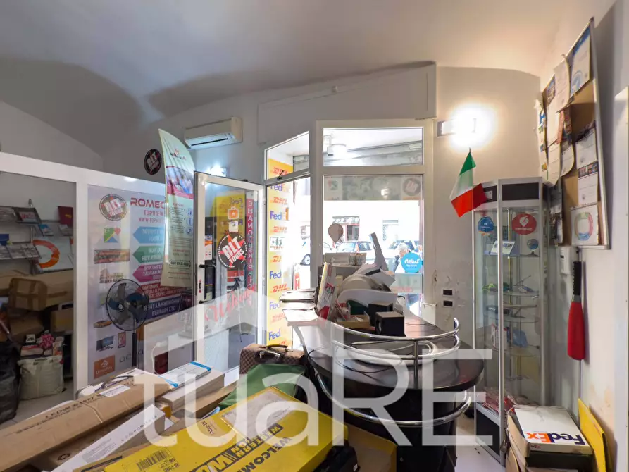 Immagine 19 di Negozio in vendita  in Via Ostia a Roma