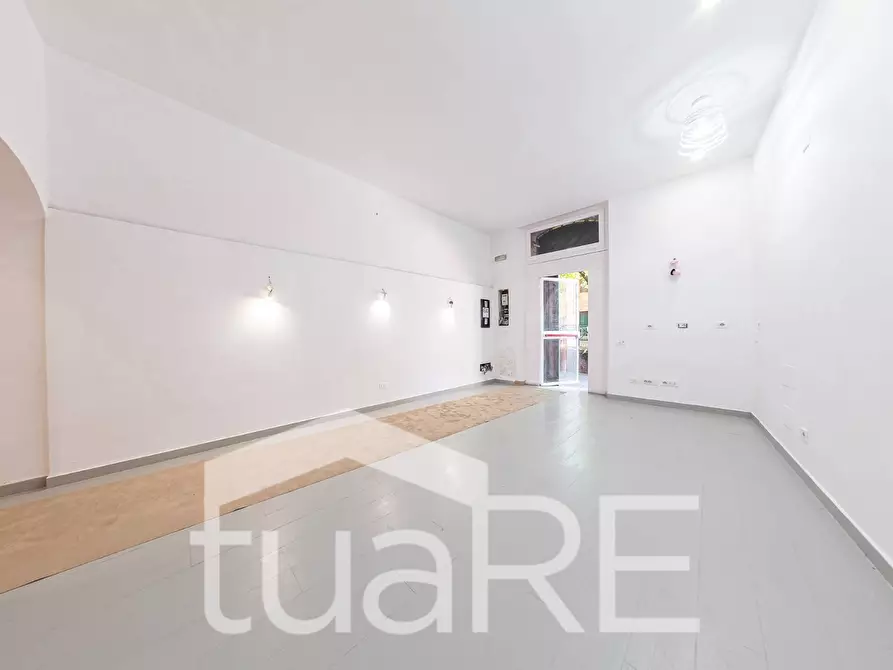 Immagine 9 di Negozio in vendita  in Via Garibaldi a Roma