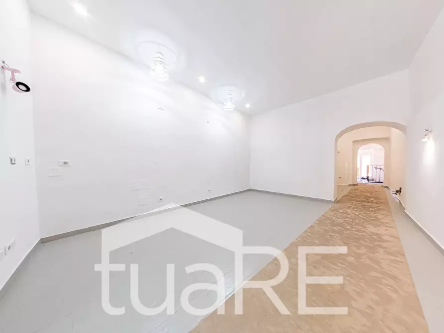 Immagine 10 di Negozio in vendita  in Via Garibaldi a Roma