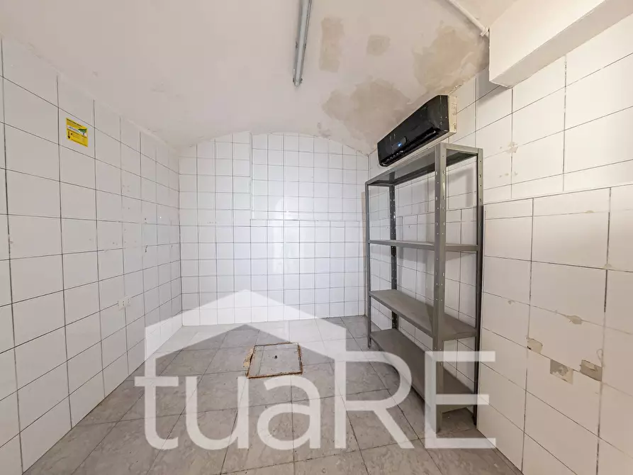 Immagine 22 di Negozio in vendita  in Via Garibaldi a Roma