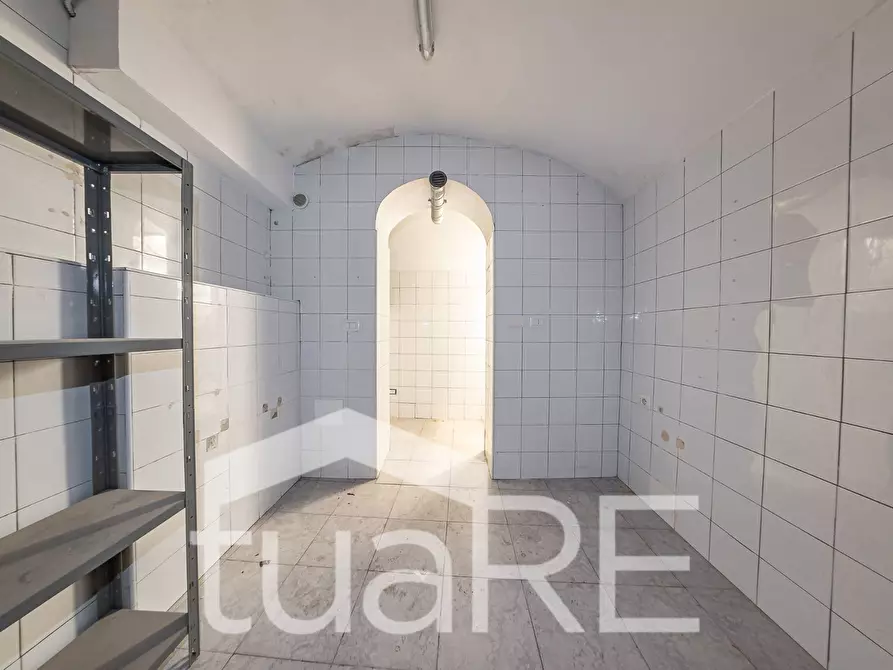 Immagine 23 di Negozio in vendita  in Via Garibaldi a Roma