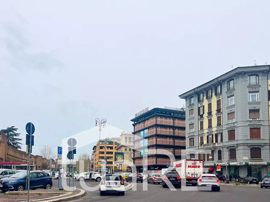 Immagine 2 di Negozio in vendita  in Piazza Fiume a Roma