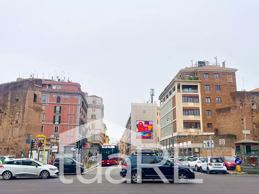Immagine 11 di Negozio in vendita  in Piazza Fiume a Roma