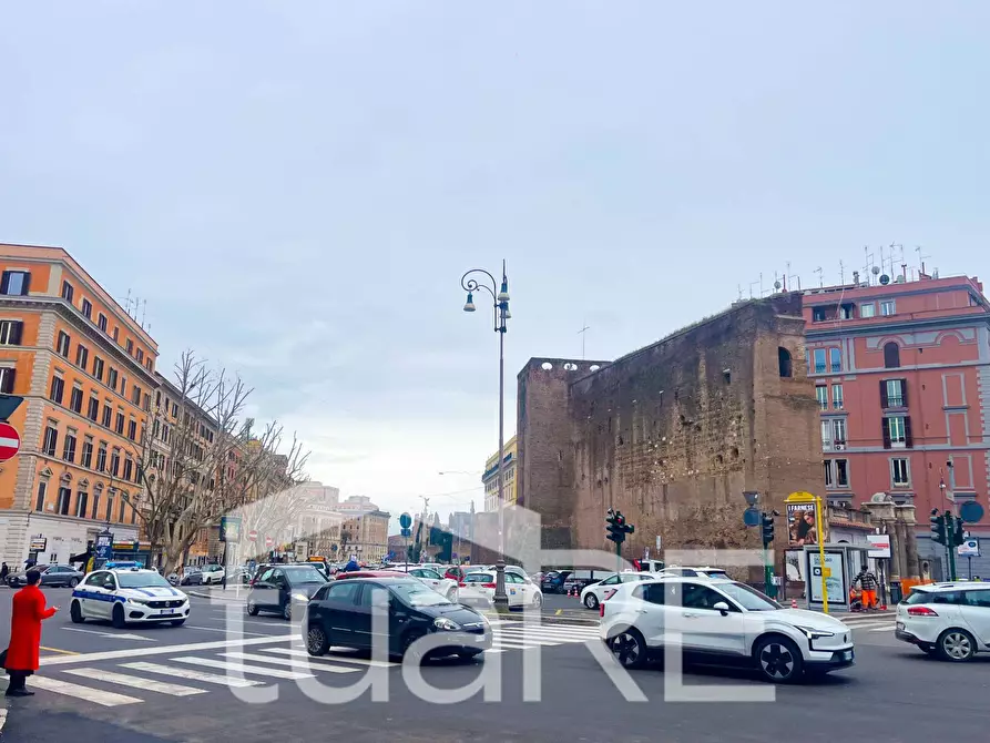 Immagine 17 di Negozio in vendita  in Piazza Fiume a Roma