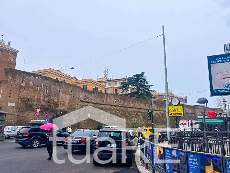 Immagine 18 di Negozio in vendita  in Piazza Fiume a Roma