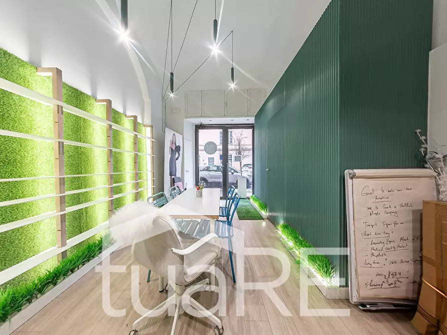 Immagine 11 di Negozio in affitto  in Via Silla a Roma