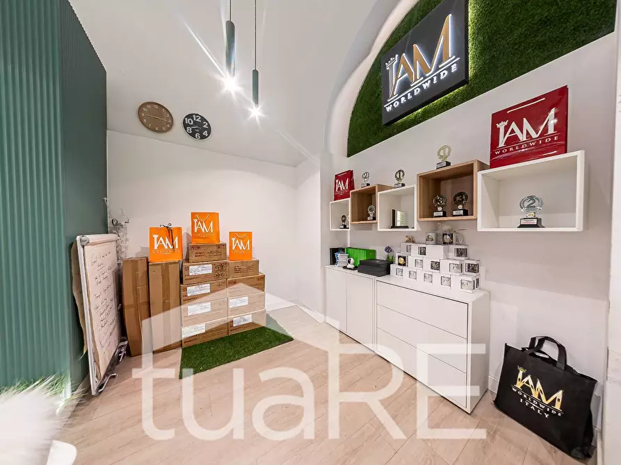 Immagine 10 di Negozio in affitto  in Via Silla a Roma