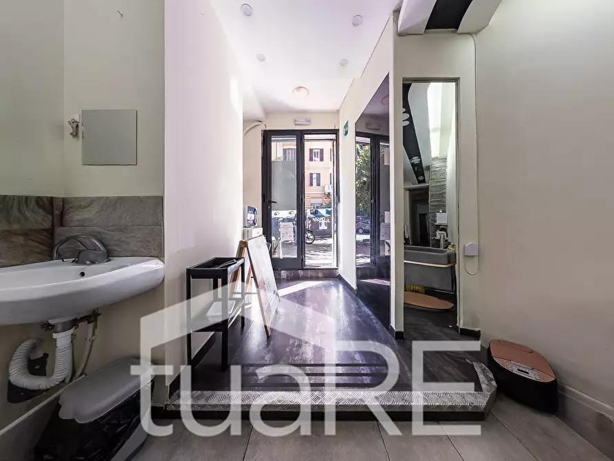 Immagine 2 di Negozio in vendita  in Via Emanuele Filiberto a Roma