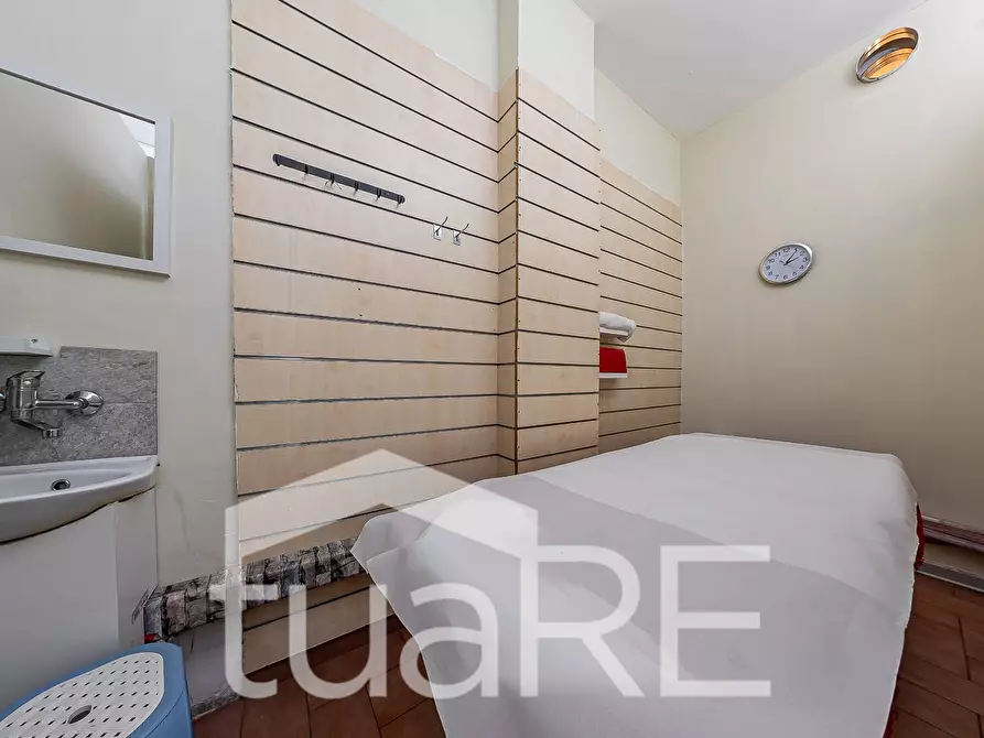 Immagine 4 di Negozio in vendita  in Via Emanuele Filiberto a Roma