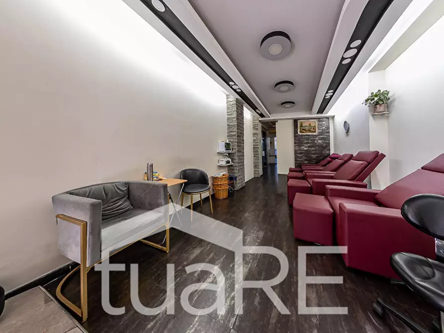 Immagine 9 di Negozio in vendita  in Via Emanuele Filiberto a Roma