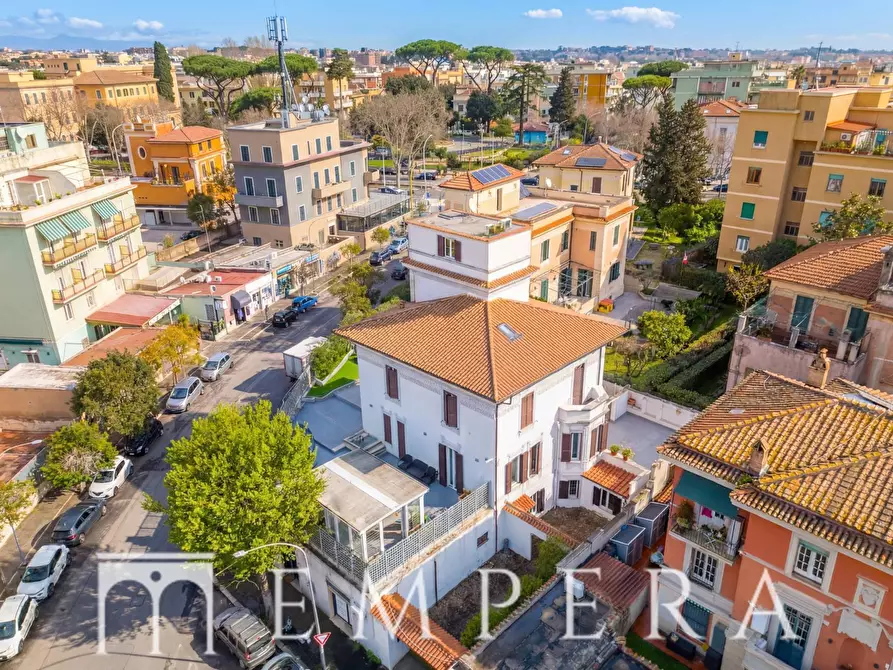 Immagine 40 di Villa in vendita  in Via Duchessa Di Galliera a Roma