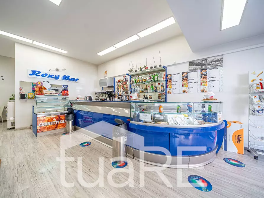 Immagine 3 di Locale commerciale in vendita  in Via Baldo Degli Ubaldi a Roma
