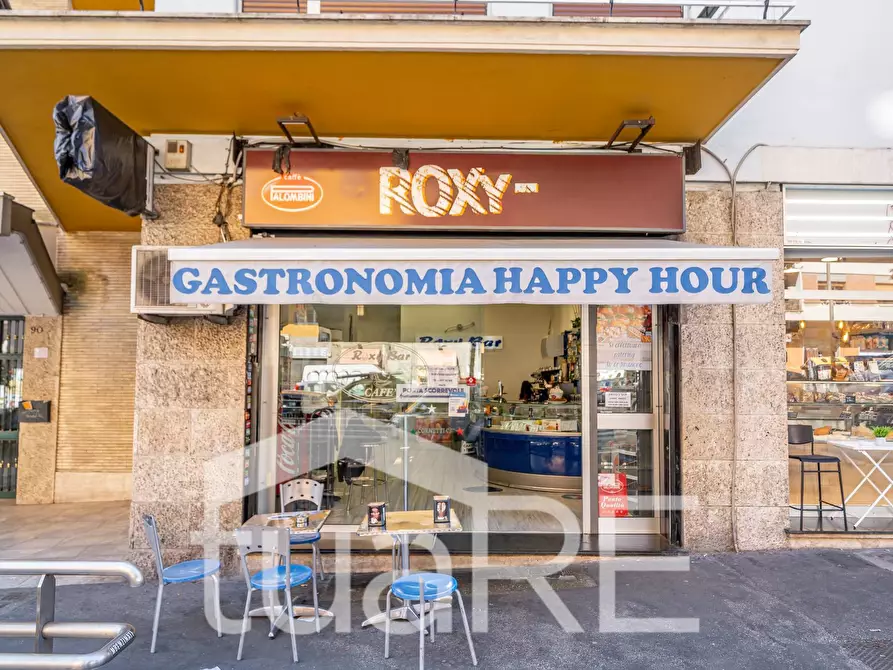 Immagine 10 di Locale commerciale in vendita  in Via Baldo Degli Ubaldi a Roma