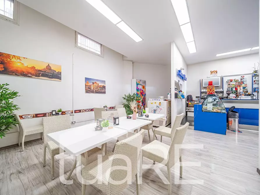 Immagine 5 di Locale commerciale in vendita  in Via Baldo Degli Ubaldi a Roma