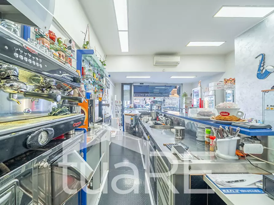 Immagine 13 di Locale commerciale in vendita  in Via Baldo Degli Ubaldi a Roma