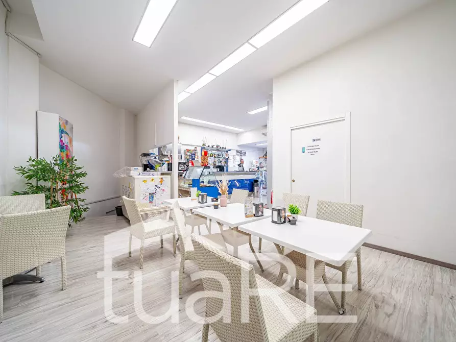 Immagine 18 di Locale commerciale in vendita  in Via Baldo Degli Ubaldi a Roma