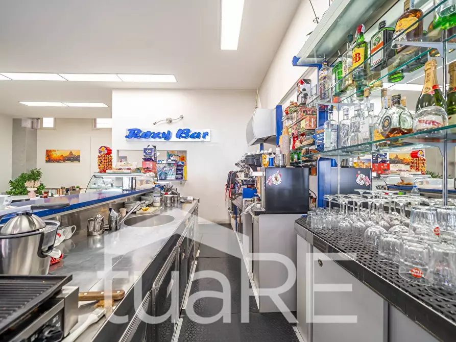 Immagine 21 di Locale commerciale in vendita  in Via Baldo Degli Ubaldi a Roma