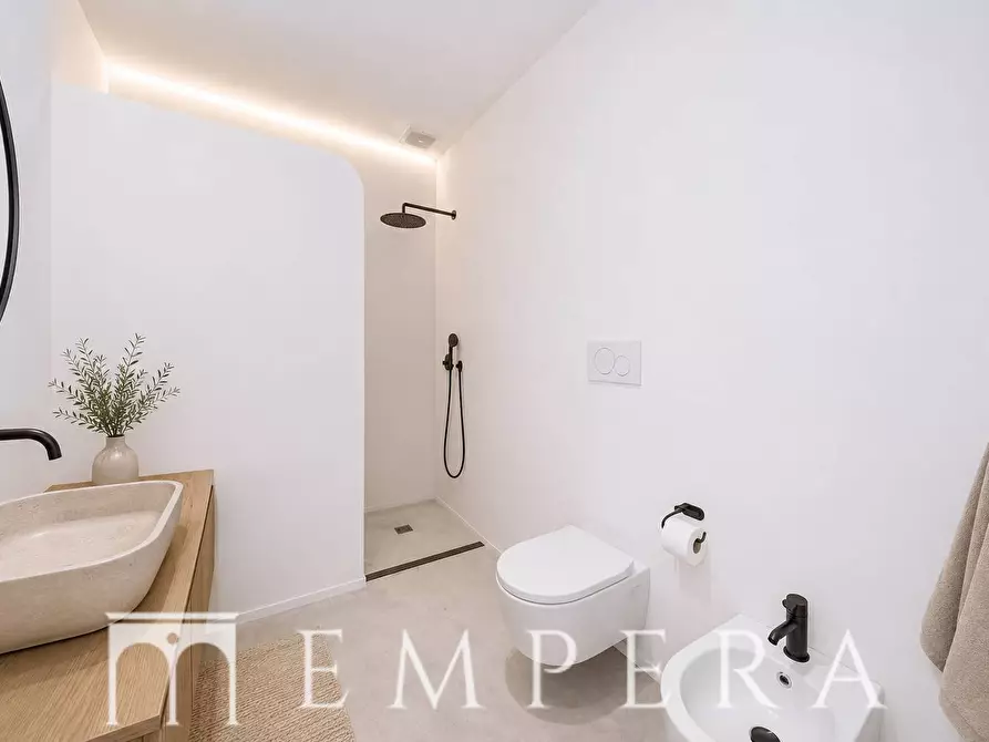 Immagine 17 di Palazzo in vendita  in via ardeatina a Roma