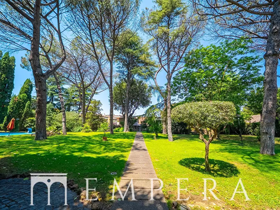 Immagine 10 di Palazzo in vendita  in Via Ardeatina a Roma