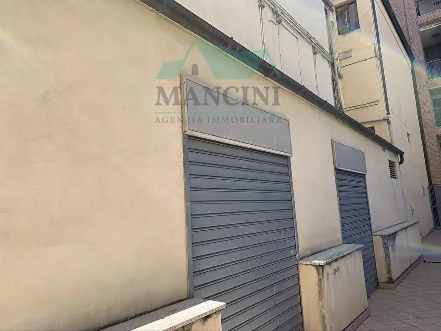 Immagine 2 di Locale commerciale in vendita  in mura occidentali 15 a Jesi